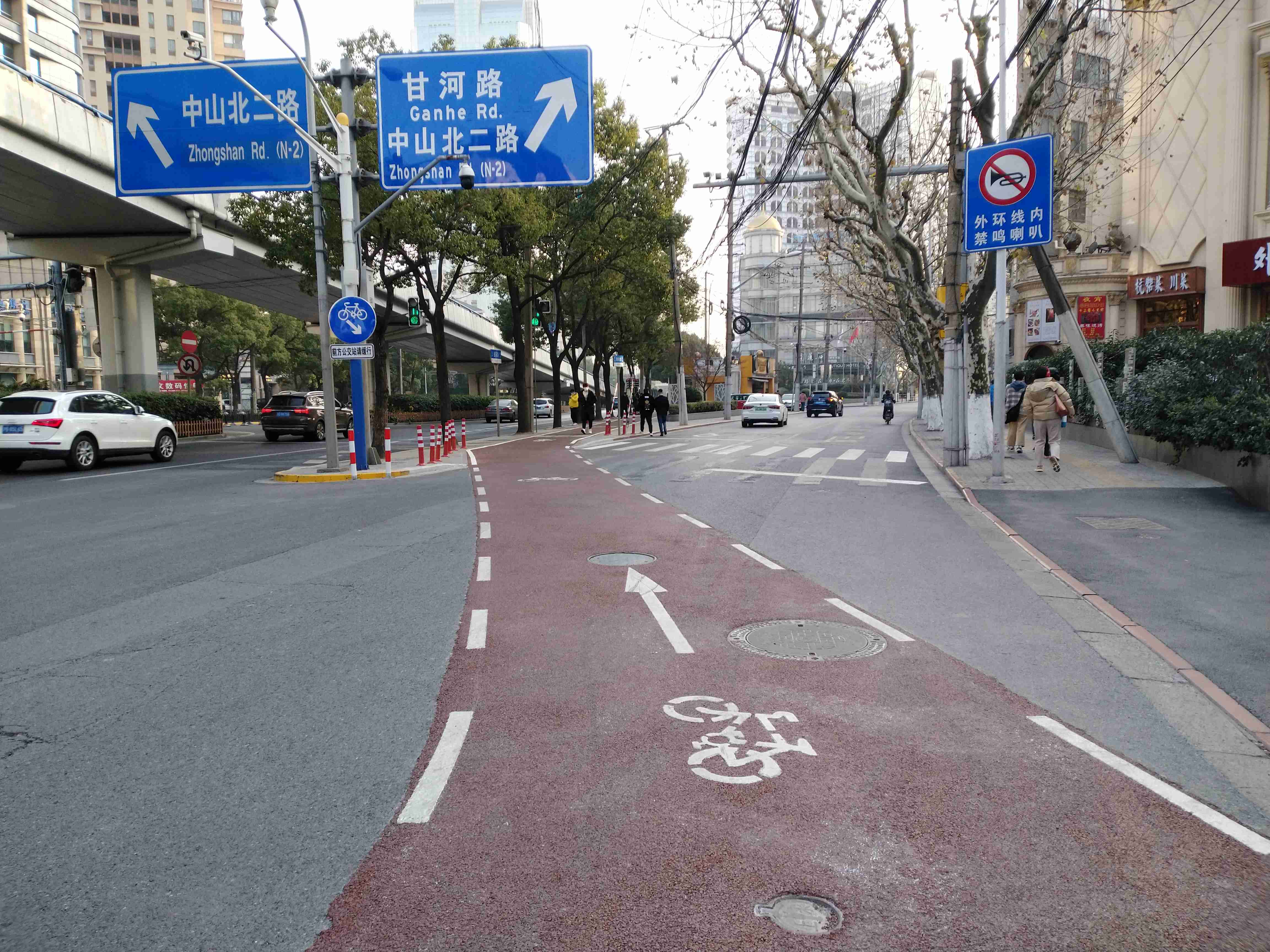 劳动报-增设非机动车专用道提高通行效率!这个y型路口交通更安全