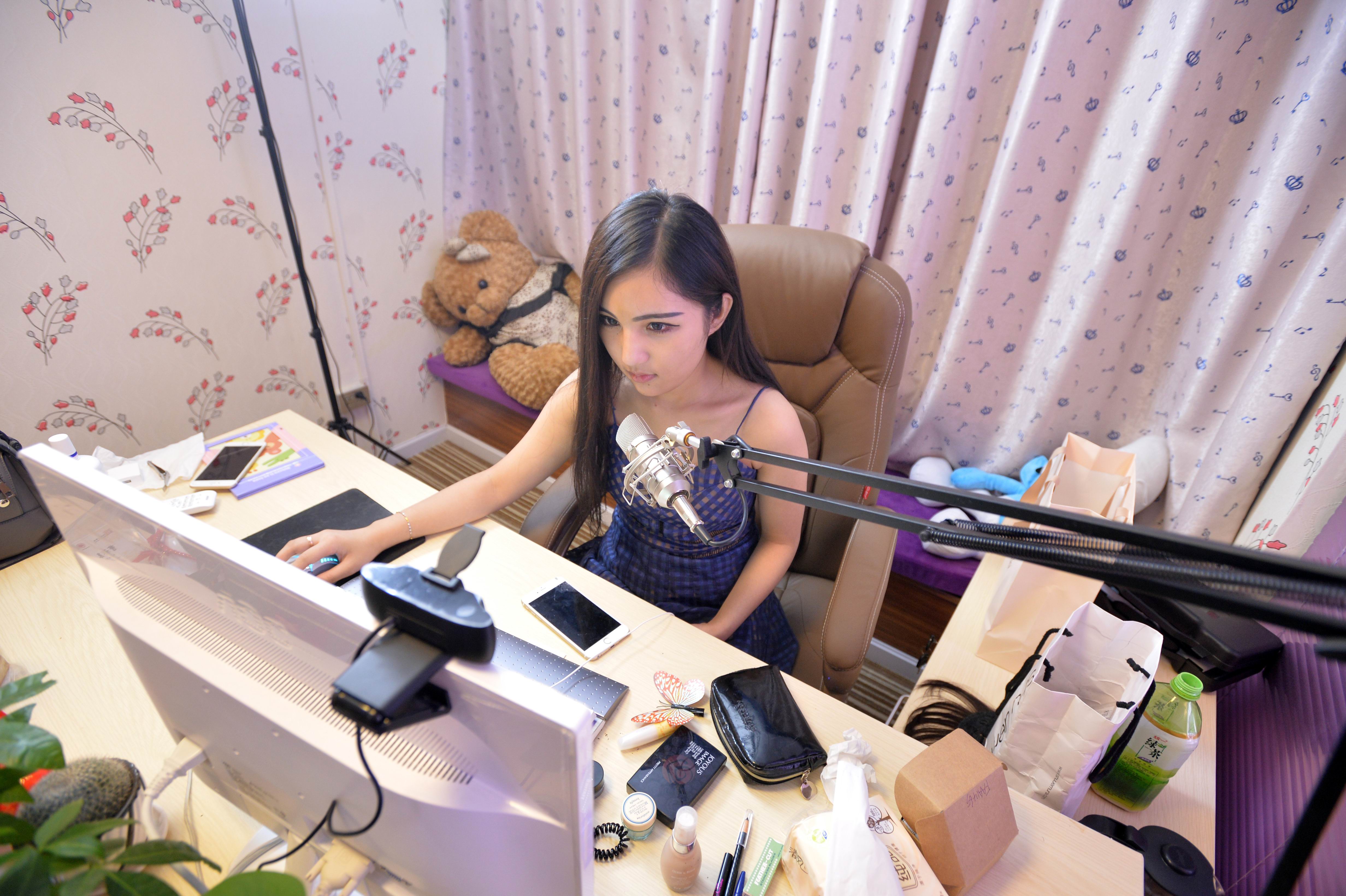 劳动报-53岁大叔为主播小姐姐打赏77万,妻子起诉要讨回!