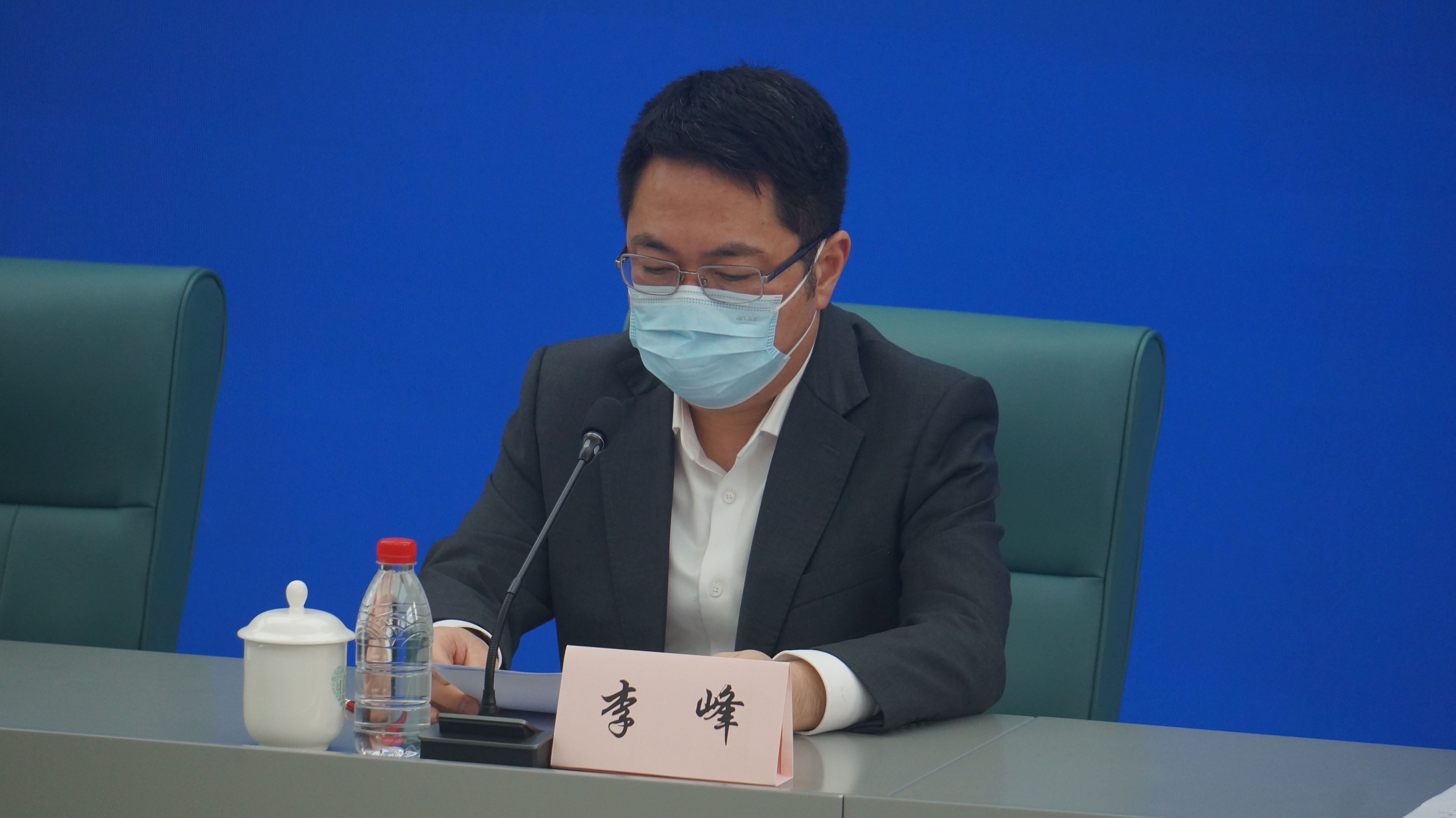 3月23日的上海市新冠肺炎疫情防控新闻发布会上,嘉定区副区长李峰进行
