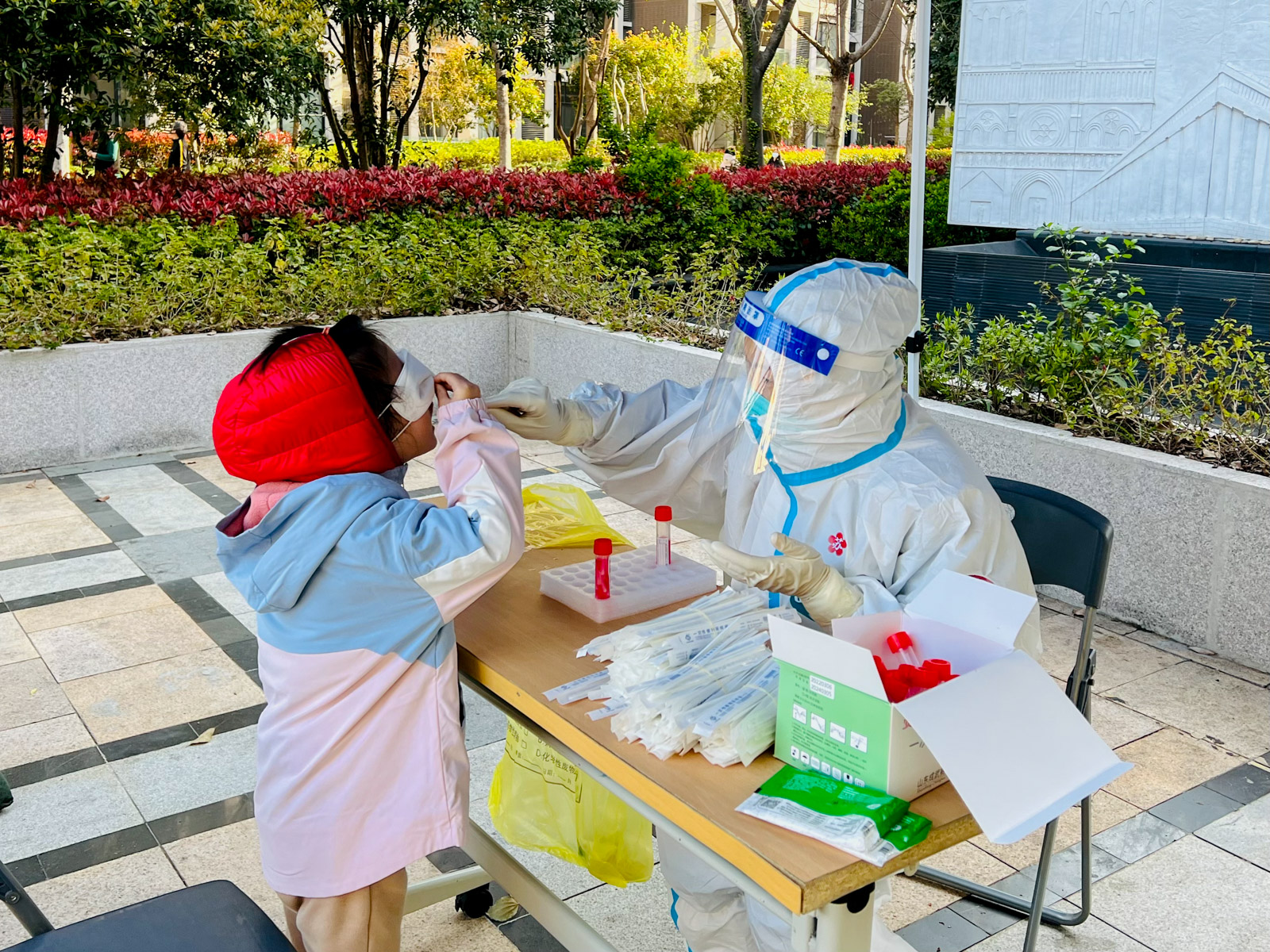 劳动报-图片新闻|为小朋友核酸采样