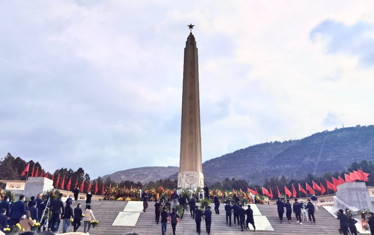 日前,甘肃省总工会70多名党员干部来到兰州市烈士陵园,开展"清明祭