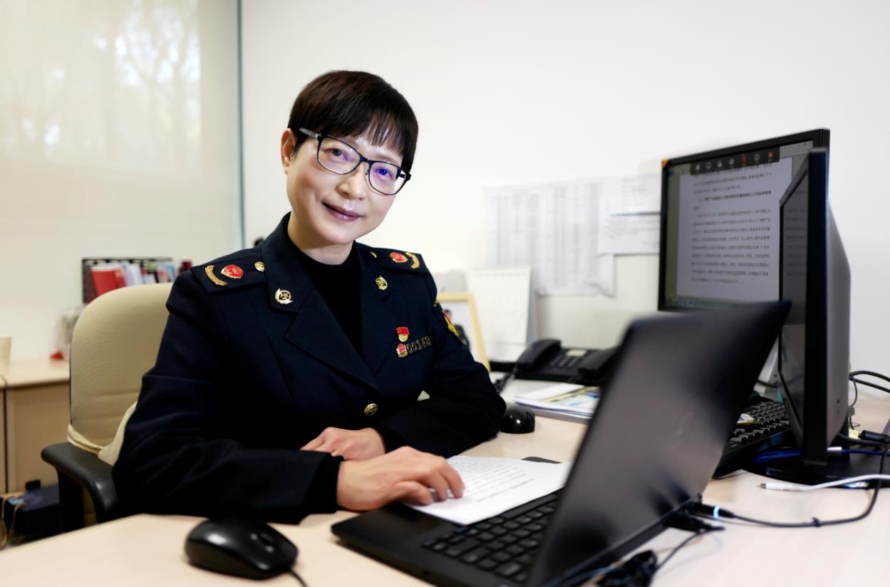 劳动报-劳模丨徐敏:坚守注册许可一线的"门诊专家"