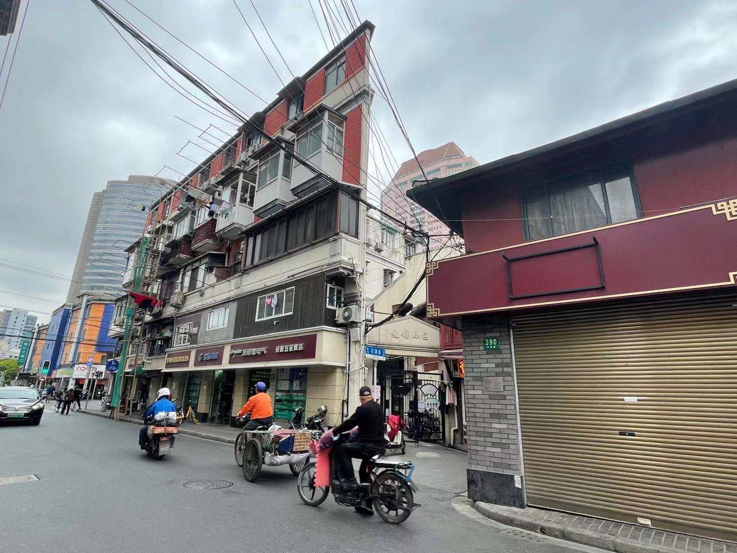 在上海最繁华的南京路步行街附近,竟然有一栋"纸片楼",楼体最薄处仅有