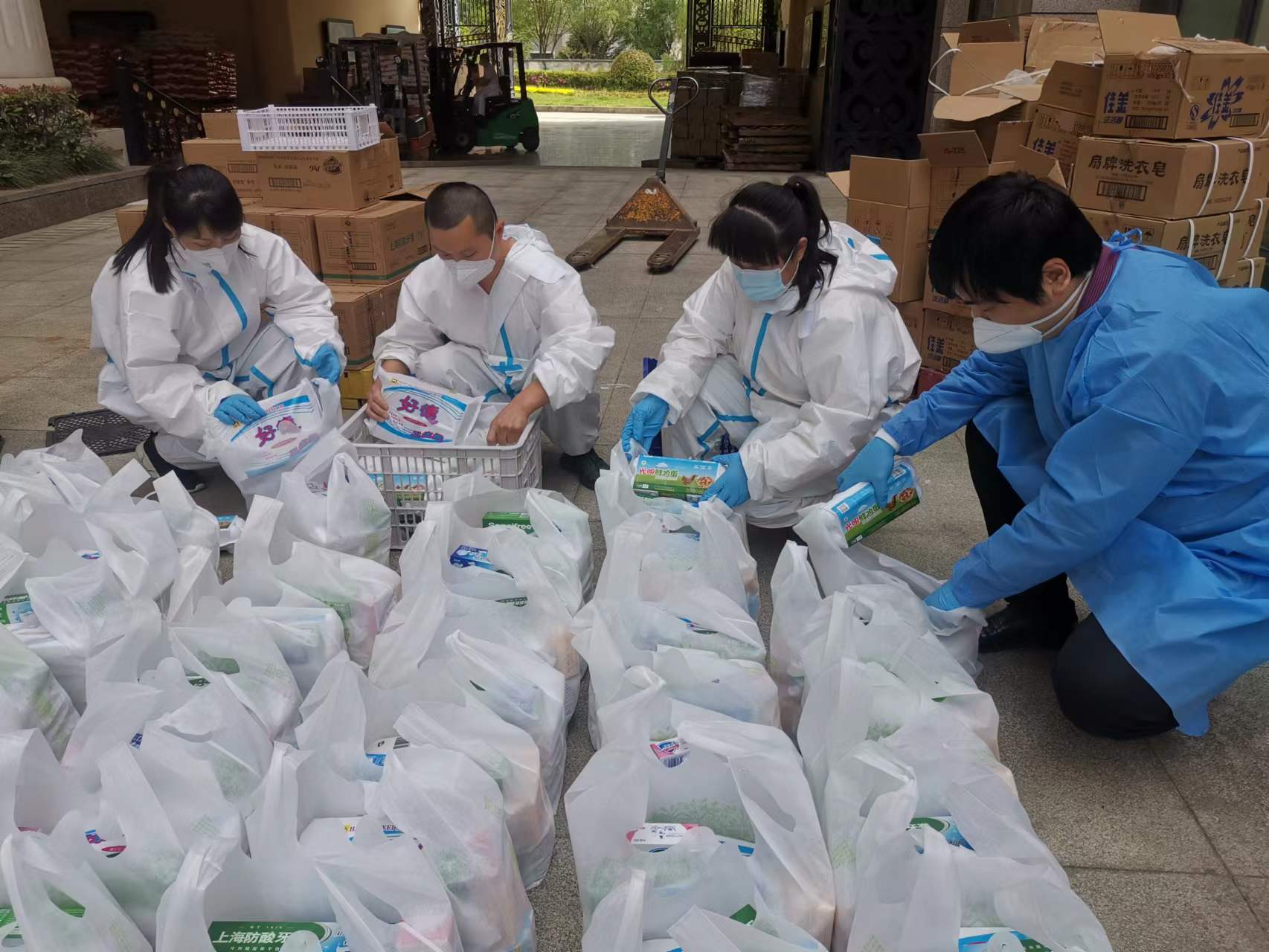 4月18日,光明食品集團旗下農工商超市集團啟動