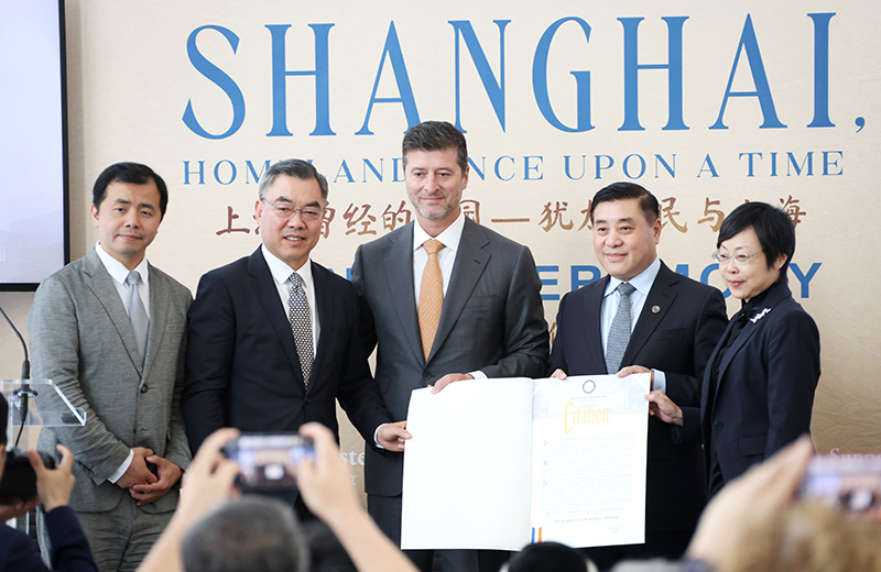 5.黄屏总领事感谢纽约市长代表向上海展览主办方赠送表彰信（左二 中国驻纽约总领事黄屏、左三 纽约市长委派代表埃德？默梅尔斯坦、右一 上海市人民对外友好协会副会长景莹、右二 上海犹太难民纪念馆馆长陈俭）.jpg