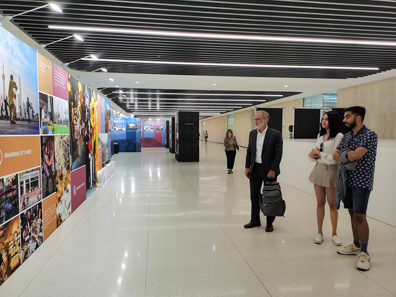 12.展览“魅力上海”展区吸引美国民众驻足观看.jpg