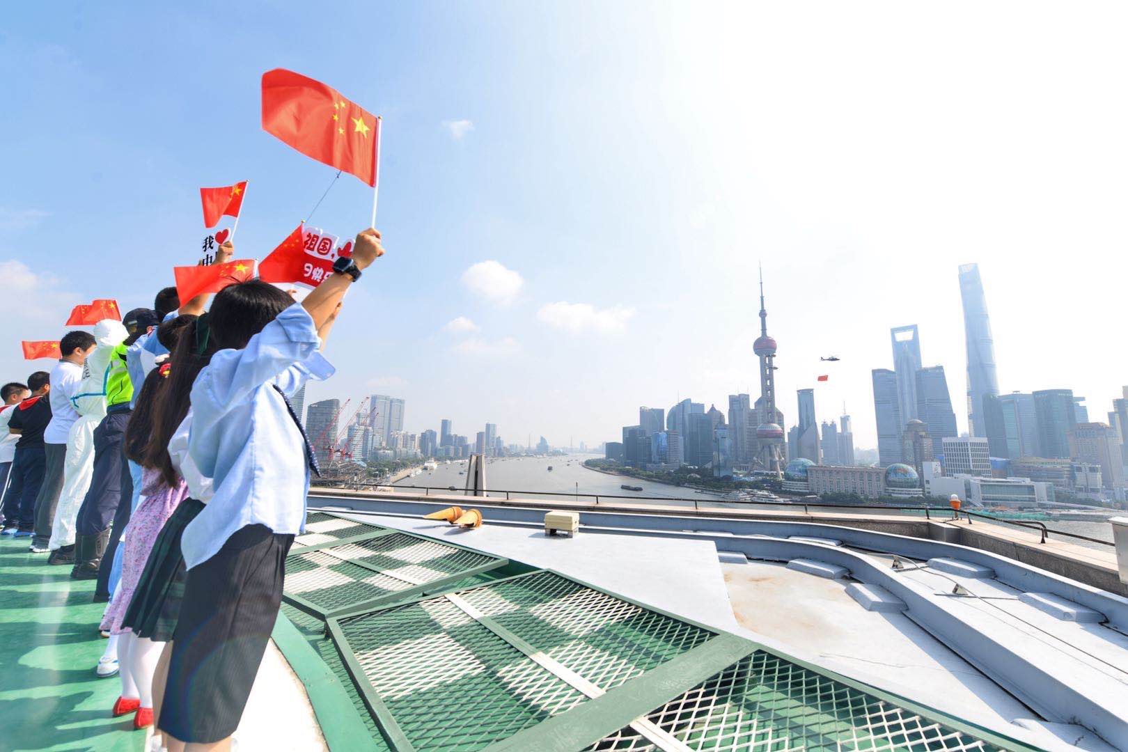 黄浦江上红旗飘扬上海公安警航直升机今日挂国旗巡飞多图