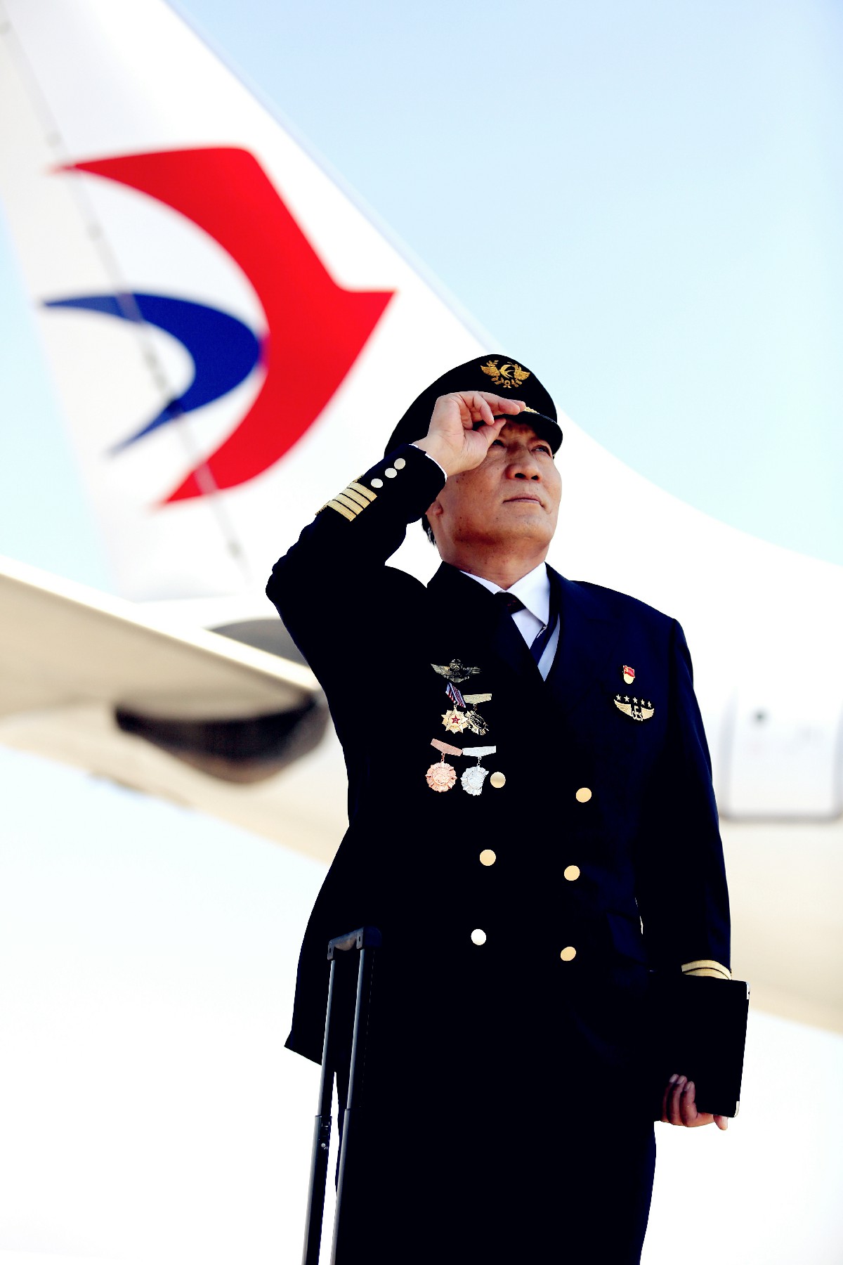 2 手拿EFB、胸前挂满勋章的张存年~1.jpg 2 手拿EFB、胸前挂满勋章的张存年~1.jpg