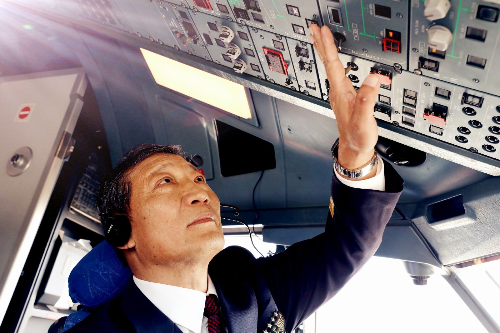 6执飞武汉-上海航班进行飞行准备的张存年~1.jpg 6执飞武汉-上海航班进行飞行准备的张存年~1.jpg