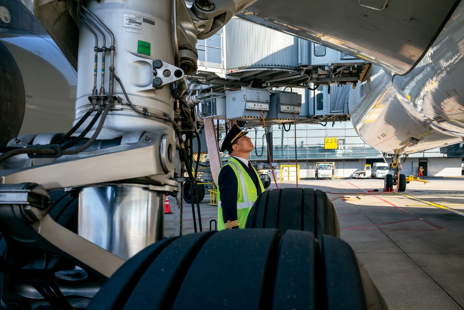 8执行最后一次航前绕机检查~1.jpg 8执行最后一次航前绕机检查~1.jpg