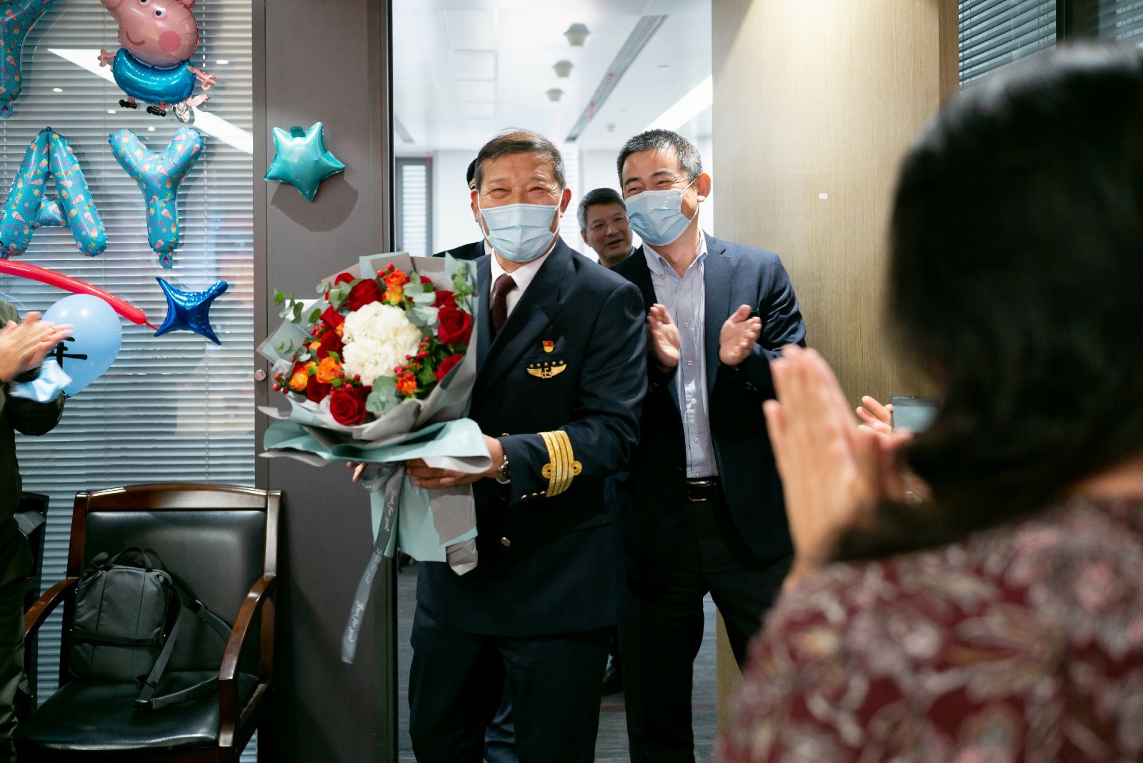 10当张存年手捧献花回到队部时,所有飞行员对他报以热烈的掌声~1.jpg 10当张存年手捧献花回到队部时,所有飞行员对他报以热烈的掌声~1.jpg